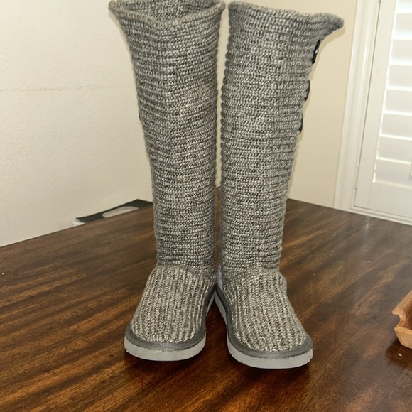 Ugg women’s classic cardy boots.. - Picture 2 of 12